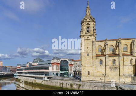 Bilbao, Espagne, le 15 février 2022. Église de San Anton sur les rives du fleuve Nervion à Bilbao, Espagne. Banque D'Images