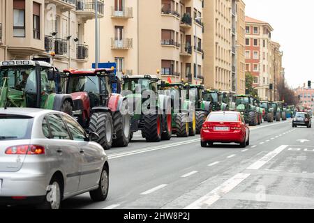 Pampelune, Espagne - 3 mars 2022 - des dizaines de tracteurs se trouvent en direction du centre de Pampelune pour participer à la grève agricole et de l'élevage. Banque D'Images