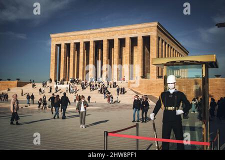 Ankara, Turquie - 09 novembre 2021 : garde-corps du soldat à Anitkabir et personnes en visite à Anıtkabir. Photo éditoriale à Ankara. Banque D'Images