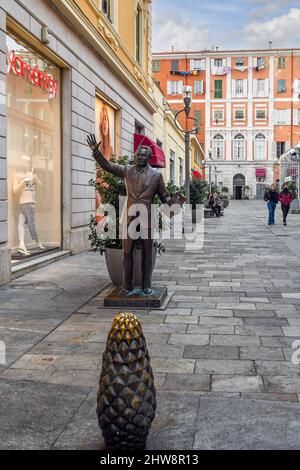 Statue de bronze à Mike Bongiorno, célèbre présentateur de télévision, dans le centre-ville de Sanremo, Imperia, Ligurie, Italie Banque D'Images