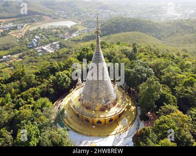 Vue aérienne par drone de la pagode Phra Maha Chedi Tripob Trimongkol à Kho Hong, Thaïlande Banque D'Images