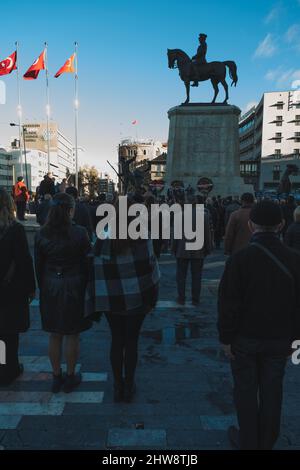 Ankara, Turquie - 10 novembre 2021 : Monument de la victoire Ankara et les personnes en hommage le 10 novembre. Photo éditoriale à Ankara. Banque D'Images