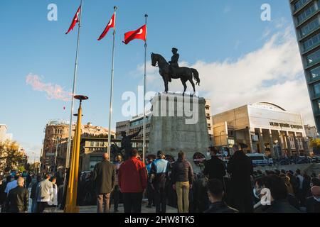 Ankara, Turquie - 10 novembre 2021 : Monument de la victoire Ankara et les personnes en hommage le 10 novembre. Photo éditoriale à Ankara. Banque D'Images