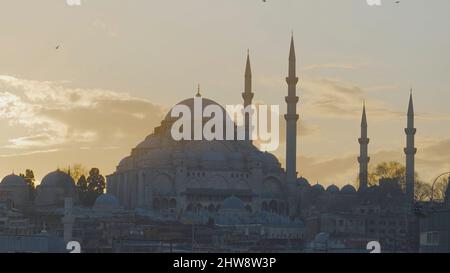 Vue magnifique sur la majestueuse mosquée en arrière-plan de l'aube. Action. La mosquée antique surplombe la région d'Istanbul en arrière-plan du crépuscule. Belle mousse Banque D'Images