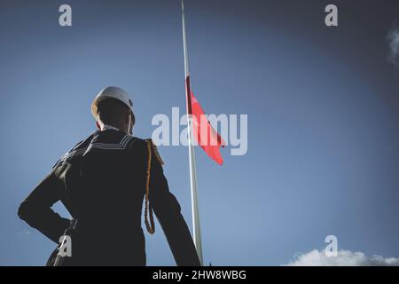 Ankara, Turquie - 10 novembre 2021 : soldat en garde à Anitkabir et drapeau turc à moitié en bas. Photo éditoriale à Ankara. Banque D'Images