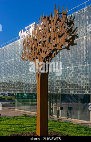 Arbre stylisé, évoquant un pin parapluie, en acier corten et jusqu'à 6 mètres de haut. Siège social du département de Herault 'Alco 2'. Oeuvre de l'artiste plastique Jordi. Montpellier, Occitanie, France Banque D'Images