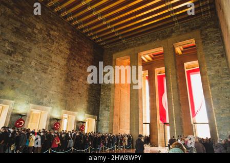 Ankara, Turquie - 10 novembre 2021 : intérieur d'Anitkabir et visiteurs le 10 novembre. Photo éditoriale à Ankara. Banque D'Images