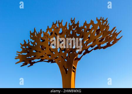 Arbre stylisé, évoquant un pin parapluie, en acier corten et jusqu'à 6 mètres de haut. Siège social du département de Herault 'Alco 2'. Oeuvre de l'artiste plastique Jordi. Montpellier, Occitanie, France Banque D'Images