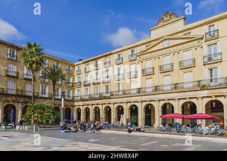 Bilbao, Espagne, le 15 février 2022. Vue sur la Plaza Nueva à Bilbao, Espagne. Banque D'Images