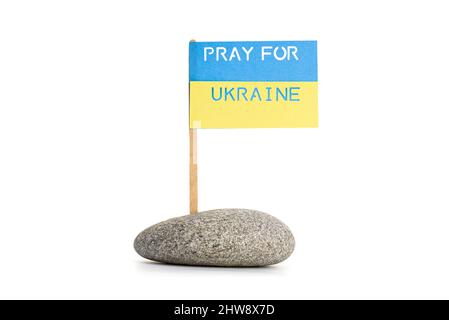 Priez pour l'Ukraine message sur drapeau de l'Ukraine isolé sur fond blanc Banque D'Images