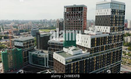 Vue aérienne d'un complexe résidentiel de luxe récemment construit et du chantier en cours. Vidéo. Vue panoramique d'une grande ville sur un été ensoleillé d Banque D'Images