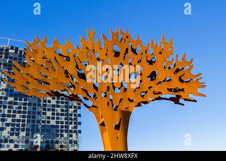 Arbre stylisé, évoquant un pin parapluie, en acier corten et jusqu'à 6 mètres de haut. Siège social du département de Herault 'Alco 2'. Oeuvre de l'artiste plastique Jordi. Montpellier, Occitanie, France Banque D'Images