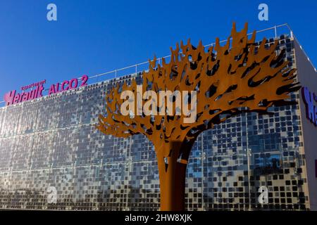 Arbre stylisé, évoquant un pin parapluie, en acier corten et jusqu'à 6 mètres de haut. Siège social du département de Herault 'Alco 2'. Oeuvre de l'artiste plastique Jordi. Montpellier, Occitanie, France Banque D'Images