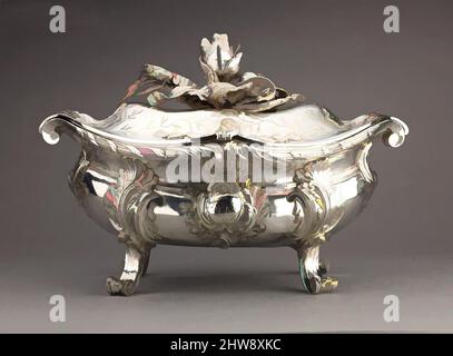 Art inspiré par Silver Tureen (a), couvercle (b), 1749, français, Paris, Argent, moulé en plusieurs parties et soudé ensemble., hauteur: 26,3 cm., Metalwork-Silver, Étienne-Jacques Marcq (né ca. 1705–1781, œuvres classiques modernisées par Artotop avec une touche de modernité. Formes, couleur et valeur, impact visuel accrocheur sur l'art émotions par la liberté d'œuvres d'art d'une manière contemporaine. Un message intemporel qui cherche une nouvelle direction créative. Artistes qui se tournent vers le support numérique et créent le NFT Artotop Banque D'Images