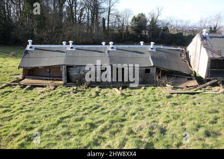 Domaine d'Auchencruive, Ayr, Ayrshire, Écosse, Royaume-Uni. Les restes d'une poule de poulet hutches utilisées par le collège agricole. Les restes de bois se tiennent dans un champ de la Tour Oswald une folie construite au 18th siècle par le propriétaire Banque D'Images