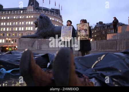 Les manifestants se couvrent de feuilles de plastique à Trafalgar Square à Londres pour protester contre l'invasion russe d'Ukriane. Date de la photo : vendredi 4 mars 2022. Banque D'Images