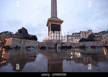Les manifestants se couvrent de feuilles de plastique à Trafalgar Square à Londres pour protester contre l'invasion russe d'Ukriane. Date de la photo : vendredi 4 mars 2022. Banque D'Images