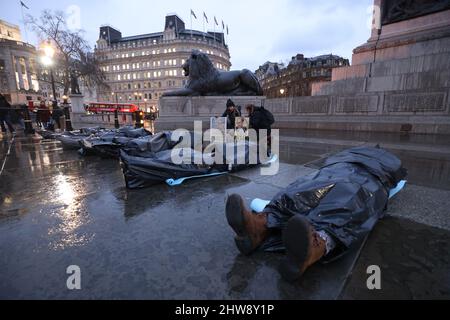 Les manifestants se couvrent de feuilles de plastique à Trafalgar Square à Londres pour protester contre l'invasion russe d'Ukriane. Date de la photo : vendredi 4 mars 2022. Banque D'Images