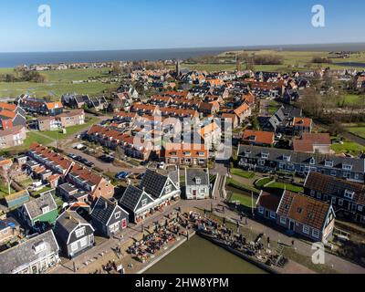 Vue aérienne sur la petite ville hollandaise Marken avec des maisons en bois situées sur l'ancienne île dans le nord de la Hollande, pays-Bas en journée ensoleillée Banque D'Images