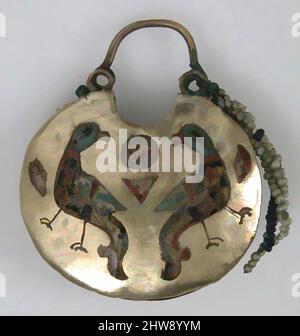 Art inspiré d'une paire de Pendants de Temple, avec des oiseaux à face (avant) et des têtes humaines (arrière), 11th–12th siècle, fait à Kiev, Kievan Rus', émail cloisonné, Electrum, perles, total: 1 7/8 x 1 11/16 x 7/16 po. (4,7 x 4,3 x 1,1 cm), émaillage-cloisonné, lorsque Kievan Rus, a, œuvres classiques modernisées par Artotop avec une touche de modernité. Formes, couleur et valeur, impact visuel accrocheur sur l'art émotions par la liberté d'œuvres d'art d'une manière contemporaine. Un message intemporel qui cherche une nouvelle direction créative. Artistes qui se tournent vers le support numérique et créent le NFT Artotop Banque D'Images