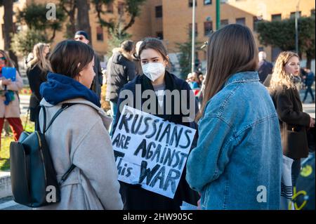 Rome, Italie 02/03/2022: La foule de la paix pour Ucraina, Université publique de la Sapienza. © Andrea Sabbadini Banque D'Images