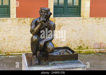 Oviedo, Espagne, 6 février 2022. Sculpture le vendeur de poisson à Plaza Trascorrales de Oviedo, Uvieu dans les Asturies Banque D'Images