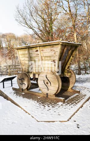 Une réplique de charrette tirée par un cheval ou un chaldron ou un wagon, d'un type construit pour transporter du charbon sur les premiers chemins de fer vers 1600-1700. Banque D'Images