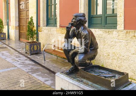 Oviedo, Espagne, 6 février 2022. Sculpture le vendeur de poisson à Plaza Trascorrales de Oviedo, Uvieu dans les Asturies Banque D'Images