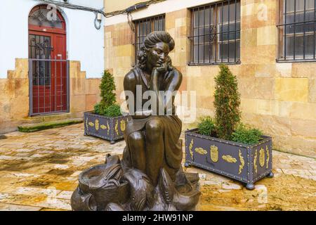 Oviedo, Espagne, 6 février 2022. Statue de poissonnier sur la Plaza Trascorrales de Oviedo, Uvieu dans les Asturies Banque D'Images