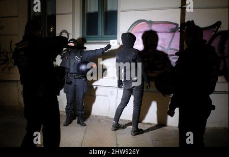 Leipzig, Allemagne. 04th mars 2022. Les agents de police effectuent des mesures d'identification sur une personne. Dans l'après-midi, des militants de gauche ont occupé un bâtiment vacant à l'est de la ville. La police a ensuite dégagé le bâtiment. Credit: Sebastian Willnow/dpa-Zentralbild/dpa/Alay Live News Banque D'Images