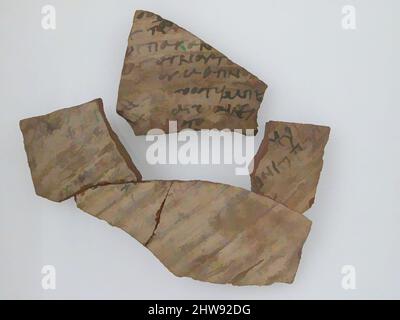 Art inspiré par Ostrakon avec une lettre à Epiphanius de sa mère, 600, fait à Thèbes, Égypte byzantine, copte, Fragments de poterie avec inscription à l'encre, a) 2 7/16 x 2 15/16 po. (6,2 x 7,4 cm), céramique, œuvres classiques modernisées par Artotop avec une touche de modernité. Formes, couleur et valeur, impact visuel accrocheur sur l'art émotions par la liberté d'œuvres d'art d'une manière contemporaine. Un message intemporel qui cherche une nouvelle direction créative. Artistes qui se tournent vers le support numérique et créent le NFT Artotop Banque D'Images