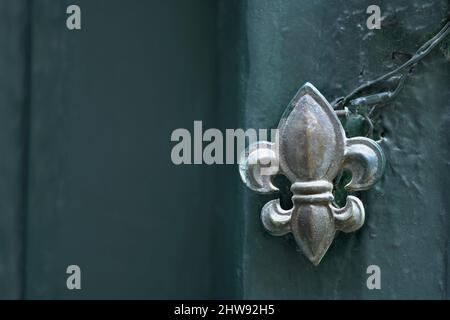 Ancienne maison néoclassique porte d'entrée en bois vert cyprès avec un emblème en étain fait à la main à Nafplio, Grèce. Banque D'Images