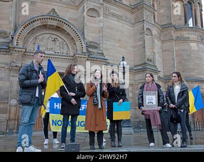 Bristo Square, Édimbourg, Écosse, Royaume-Uni. 4th mars 2022. Démonstration étudiante pour la paix en Ukraine. Les orateurs venus d'Ukraine, de Pologne et de Russie ont déclaré qu'ils étaient très mécontents que l'université d'Édimbourg ait déclaré que l'invasion actuelle en Ukraine était « une situation » et qu'elle n'offrait que peu ou pas de soutien aux étudiants qui le demandent. Les élèves qui donnent de la nourriture et des dons de trousses de premiers soins, de banques d'énergie, de batteries, etc Banque D'Images