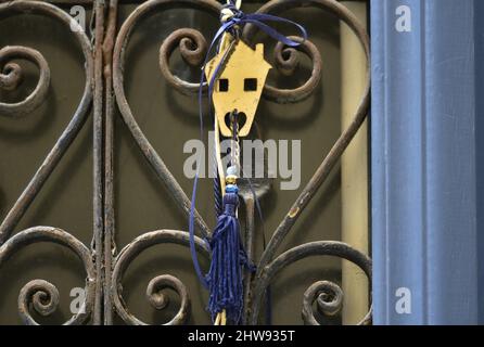 Ancienne maison néoclassique porte d'entrée en bois bleu clair avec grilles en fer forgé fabriquées à la main et un accueil suspendu charme bonne chance à Nauplie, Grèce Banque D'Images