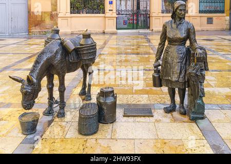 Oviedo, Espagne, 6 février 2022. Sculpture de la Lechera sur la Plaza Trascorrales de Oviedo, Uvieu dans les Asturies Banque D'Images