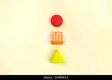 Figures géométriques sur fond jaune. Formes de cercle, de carré et de triangle sur fond jaune. Concept de diversité. Banque D'Images