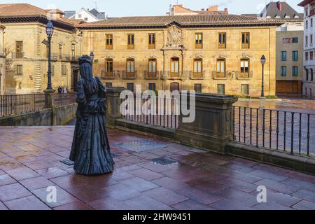 Oviedo, Espagne, 6 février 2022. Sculpture de la Regenta sur la Plaza de la Catedral de Oviedo, Uvieu dans les Asturies Banque D'Images