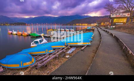 Groupe de bateau coloré avec la montagne fuji au lac Kawaguchiko Japon Banque D'Images