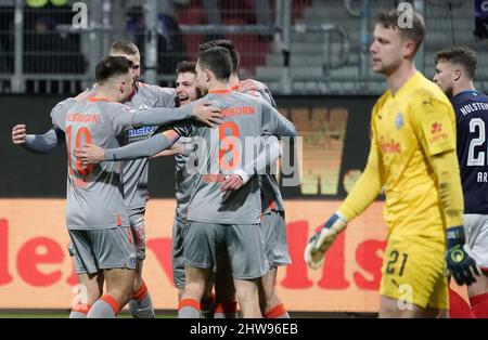 04 mars 2022, Schleswig-Holstein, Kiel: Football: 2. Bundesliga, Holstein Kiel - SC Paderborn 07, Matchday 25, Holstein-Stadion. Julian Justvan de Paderborn (l-r), Felix Platte de Paderborn, Florent Muslija de Paderborn, Maximilian Thhammer de Paderborn et Ron Schallenberg de Paderborn célèbrent le but à 1:2 devant le gardien de but de Kiel Thomas Dähne. Photo: Axel Heimken/dpa - NOTE IMPORTANTE: Conformément aux exigences du DFL Deutsche Fußball Liga et du DFB Deutscher Fußball-Bund, il est interdit d'utiliser ou d'utiliser des photos prises dans le stade et/ou du match dans le FO Banque D'Images