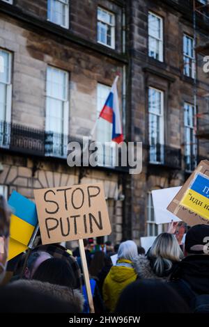 Des manifestants protestent contre l'invasion russe de l'Ukraine à l'extérieur du consulat russe à Édimbourg, puis mars au Parlement écossais Banque D'Images