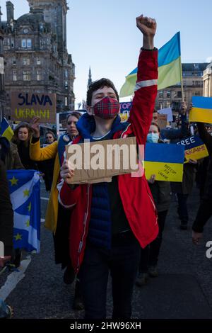 Des manifestants protestent contre l'invasion russe de l'Ukraine à l'extérieur du consulat russe à Édimbourg, puis mars au Parlement écossais Banque D'Images