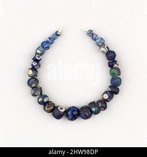 Art inspiré par String of 27 Eyed Beads, période romaine ou plus tard, 1st–mi-4th siècle ou plus tard, d'Égypte, verre, œuvres classiques modernisées par Artotop avec une touche de modernité. Formes, couleur et valeur, impact visuel accrocheur sur l'art émotions par la liberté d'œuvres d'art d'une manière contemporaine. Un message intemporel qui cherche une nouvelle direction créative. Artistes qui se tournent vers le support numérique et créent le NFT Artotop Banque D'Images