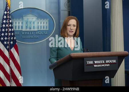 Washington DC, États-Unis. 04th mars 2022. Le secrétaire de presse de la Maison Blanche, Jen Psaki, participe à un exposé à la Maison Blanche à Washington, DC, le 4 mars 2022. Photo de Chris Kleponis/UPI crédit: UPI/Alay Live News Banque D'Images