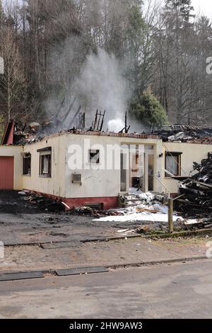 une maison complètement brûlée sans toit Banque D'Images