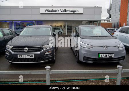 Slough, Berkshire, Royaume-Uni. 4th mars 2022. Une salle d'exposition de voitures VW à Slough. Après l'invasion de l'Ukraine par la Russie, de nombreux constructeurs automobiles ont cessé leur production et leurs ventes en Russie jusqu'à nouvel ordre, y compris le groupe Volkswagen. Crédit : Maureen McLean/Alay Live News Banque D'Images