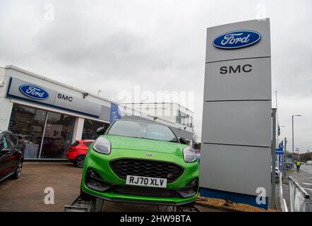 Slough, Berkshire, Royaume-Uni. 4th mars 2022. Une salle d'exposition de voitures Ford à Slough. Suite à l'invasion de l'Ukraine par la Russie, de nombreux constructeurs automobiles et fourgonnettes mettent en attente les expéditions de leurs véhicules vers la Russie. Ford a annoncé qu'elle avait suspendu sa coentreprise avec Sollers en Russie jusqu'à nouvel ordre. Crédit : Maureen McLean/Alay Live News Banque D'Images