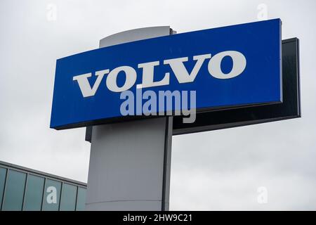 Slough, Berkshire, Royaume-Uni. 4th mars 2022. Une salle d'exposition de voitures Volvo à Slough. Après l'invasion de l'Ukraine par la Russie, de nombreux constructeurs automobiles ont cessé leurs ventes en Russie jusqu'à nouvel ordre. Volvo a été le premier constructeur automobile à suspendre ses expéditions en Russie jusqu'à nouvel ordre. Crédit : Maureen McLean/Alay Live News Banque D'Images