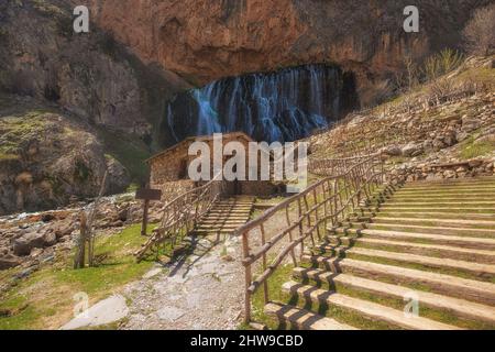 Cascades uniques de Kapuzbasi dans le parc national d'Aladaglar, montagnes de Tuaruz en Turquie le jour du printemps Banque D'Images