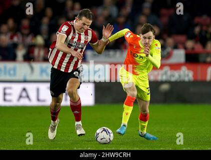 Sander Berge de Sheffield United (à gauche) et James Garner de Nottingham Forest se battent pour le ballon lors du match de championnat Sky Bet à Bramall Lane, Sheffield. Date de la photo : vendredi 4 mars 2022. Banque D'Images