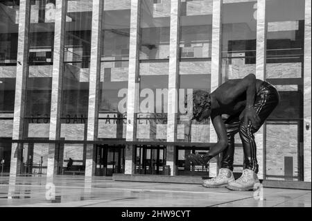 Statue en noir et blanc Amour ou générosité à Amsterdam pays-Bas 11-2-2022 Banque D'Images